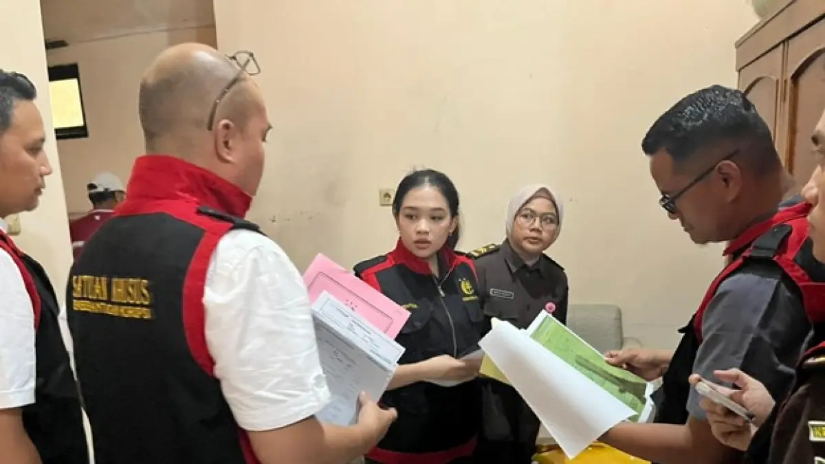 Petugas Kejari Nganjuk memeriksa berkas di rumah pegawai Bank Jatim