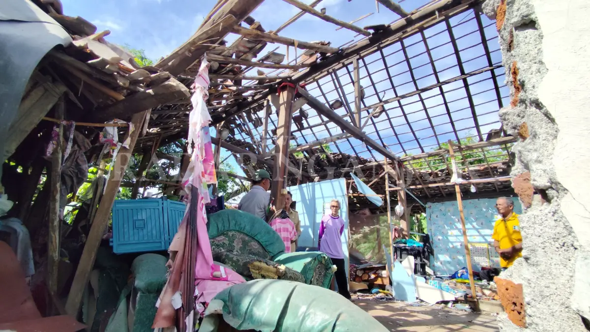 Rumah Moch Sukar di Rowomarto, Kecamatan Patianrowo rusak parah karena ledakan mercon
