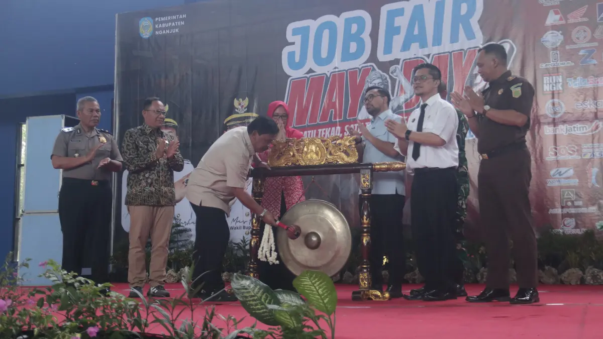 Bupati Nganjuk Marhaen Djumadi saat membuka Job Fair 2026 yang digelar oleh Disnaker Nganjuk