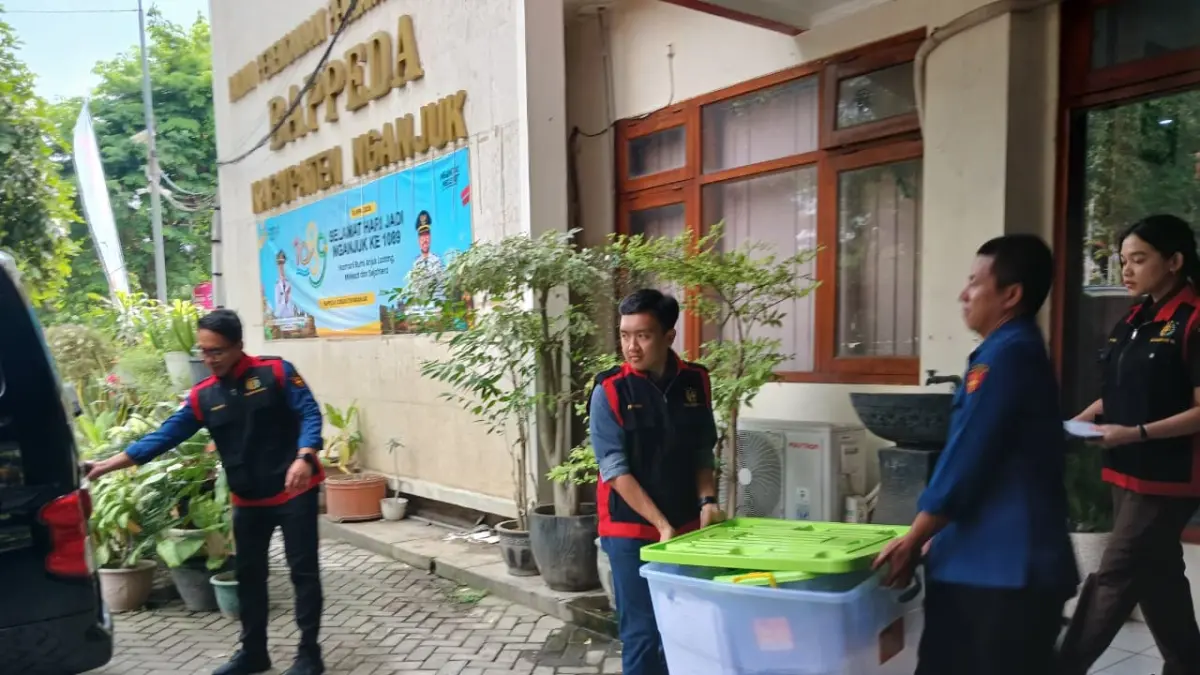 Kejaksaan Negeri Nganjuk saat menggeledah Kantor Bappeda Nganjuk pagi ini (21/5)