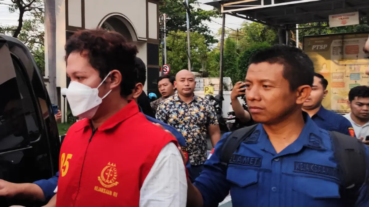 DAW mengenakan rompi tahanan kejaksaan setelah ditetapkan sebagai tersangka.