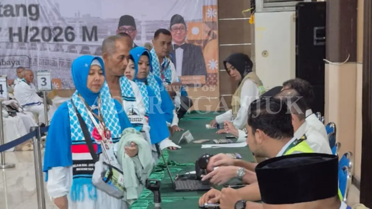 Pengecekan paspor CJH oleh petugas