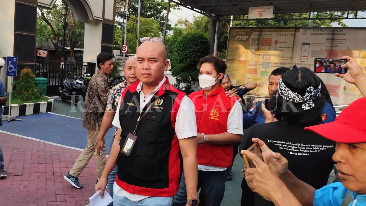 Kasi Pidsus Kejari Nganjuk Rizky Raditya Eka Putra membawa pasutri pembobol kas Bank Jatim ke Rutan Nganjuk