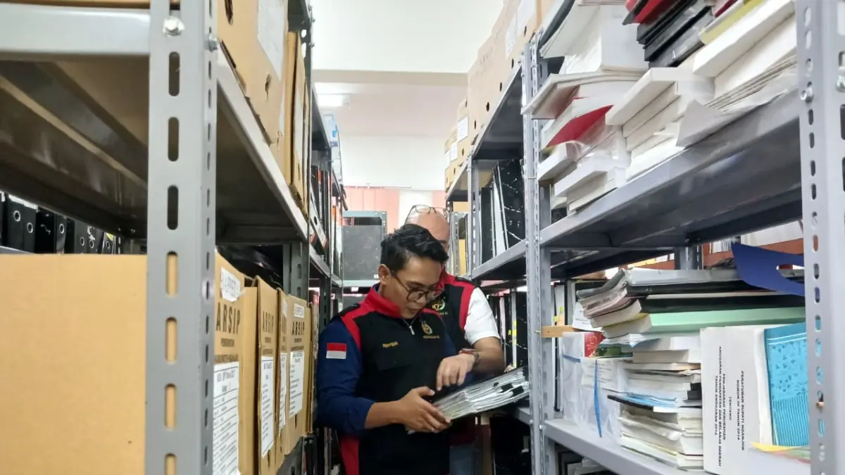 Petugas kejari Nganjuk memeriksa dokumen di Kantor Bapedda Kabupaten Nganjuk