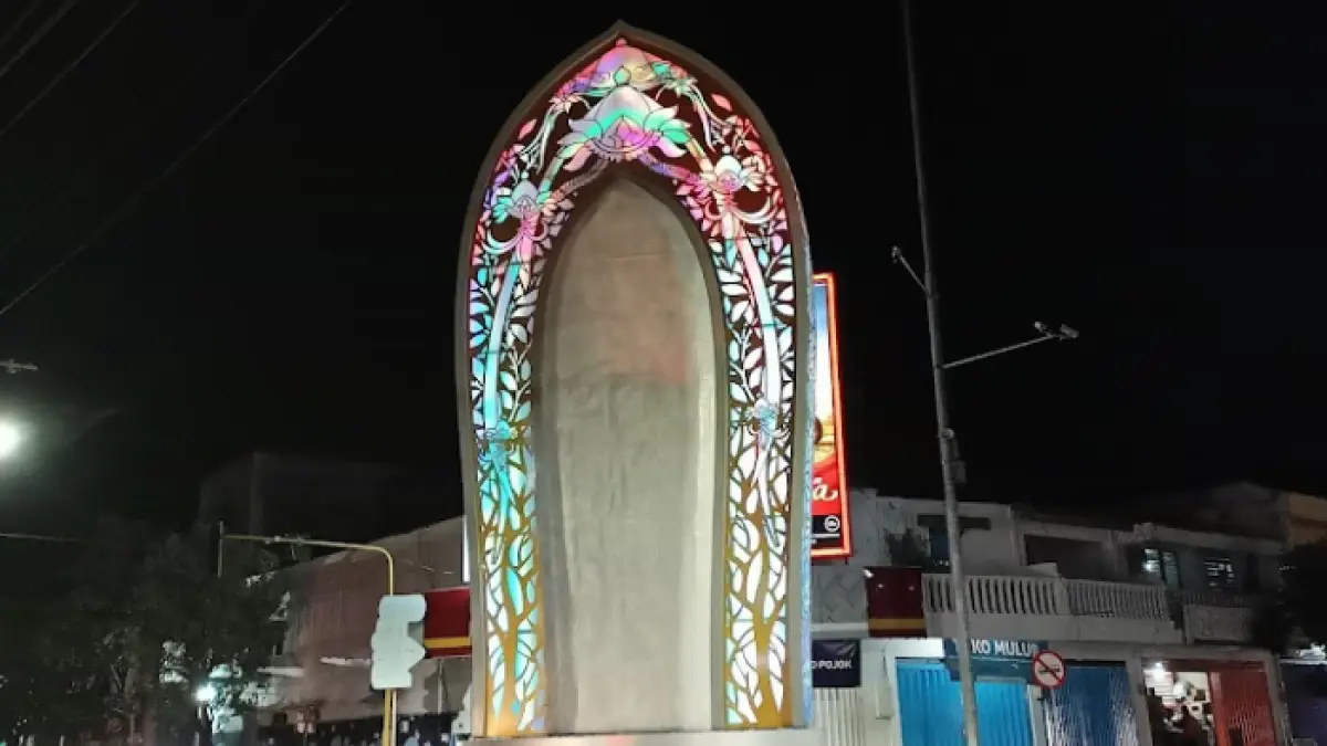 Tugu Jayastamba di Nganjuk terang benderang. 