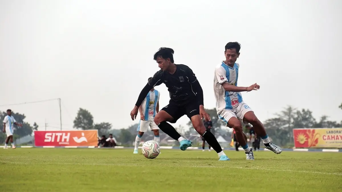 Pemain Persenga merebut bola. (FOTO: Karen Wibi/JPRK)