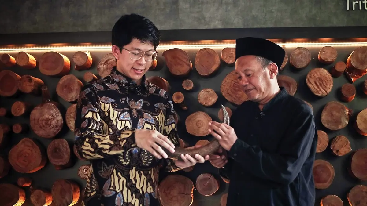 Penanggung jawab Museum Tritik Nganjuk menerima koleksi fosil dari dokter Ronald.