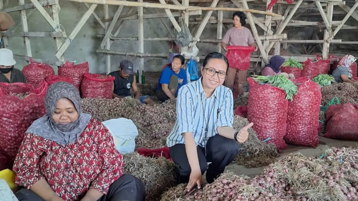 Pegawai BRI Nganjuk saat bersama pengusaha UMKM bawang merah asal Nganjuk