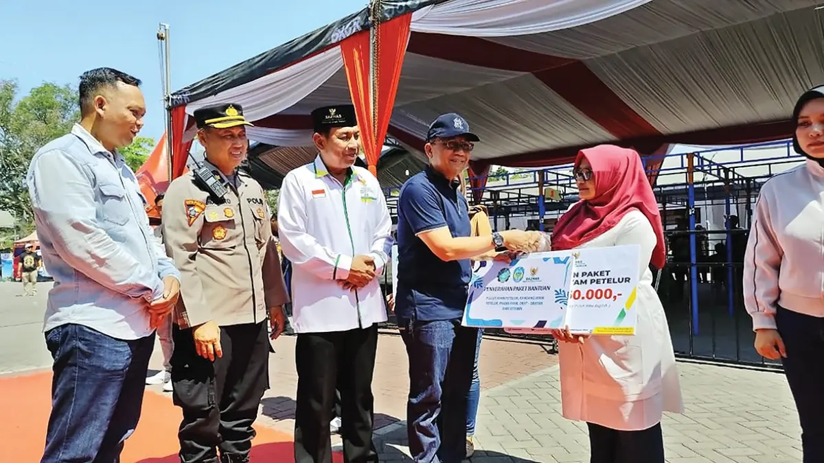 Sekrertaris Daerah Nur Solekan menyerahkan paket bantuan kepada peternak di Kabupaten Nganjuk.
