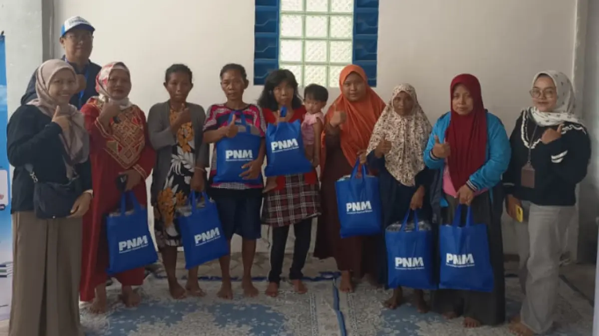 Ucok Febri Agustinus, Pimpinan Cabang PT PNM Kediri foto bersama dengan penerima bantuan.