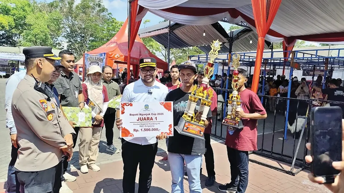 Wakil Bupati Trihandy Cahyo Saputra menyerahkan plakat kepada juara 1 kontes ternak. 