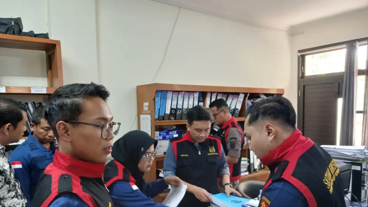 Penyidik memeriksa berkas