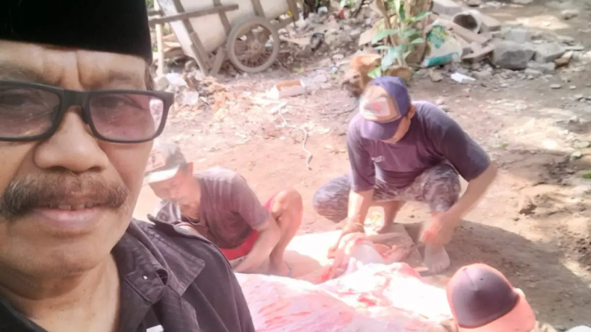 Anggota Fraksi PKB Asrori menyembelih hewan kurban berupa sapi di Kertosono. 
