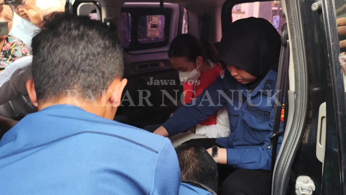 Kedua tersangka kasus dugaan korupsi Bank Pelat Merah digelandang ke Rutan Nganjuk