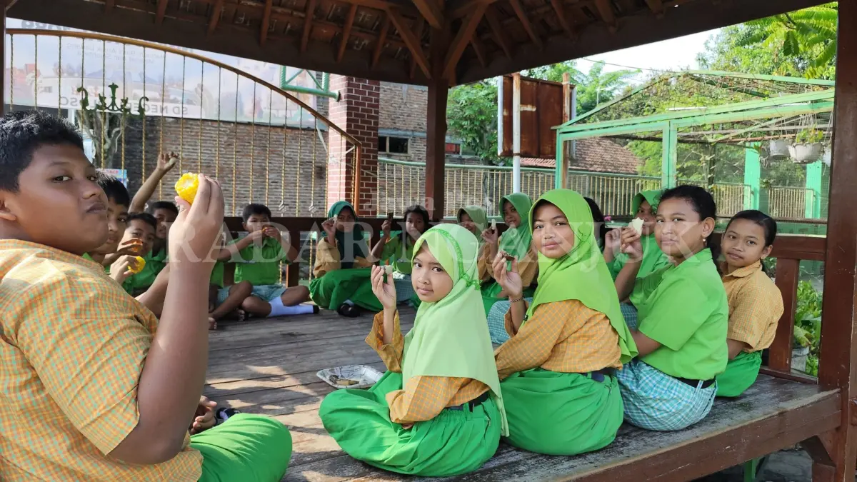 Siswa makan polo pendem