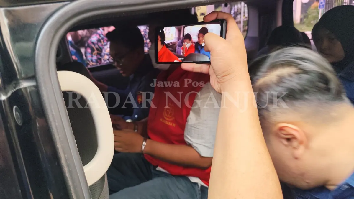 Pasangan suami istri (pasutri) tersangka kasus dugaan korupsi penyalahgunaan wewenang kas Bank Pelat Merah Nganjuk pasrah.