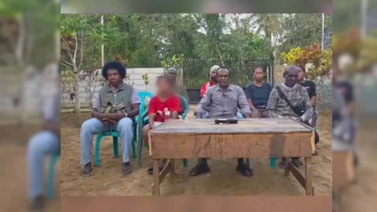 Keluarga Mama Yasinta saat memberikan klarifikasi. (Foto: SC YouTube Redaksi JubiTV)  
