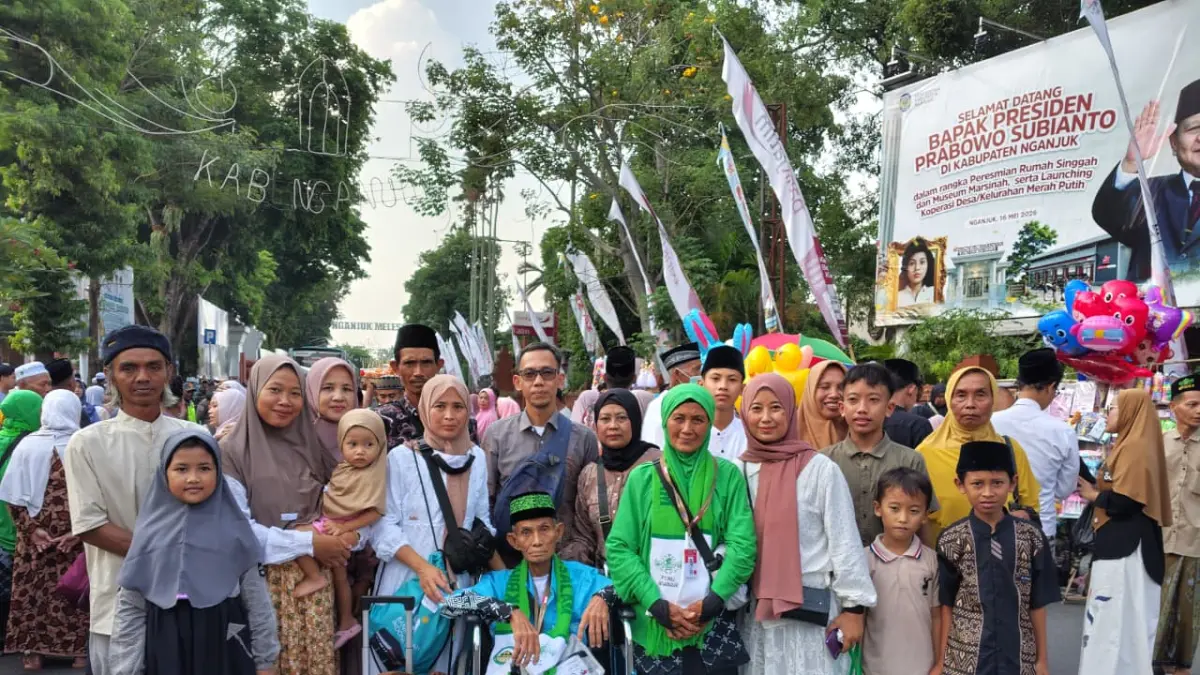Ahmad Tarsim foto bersama sebelum berangkat ke Tanah Suci