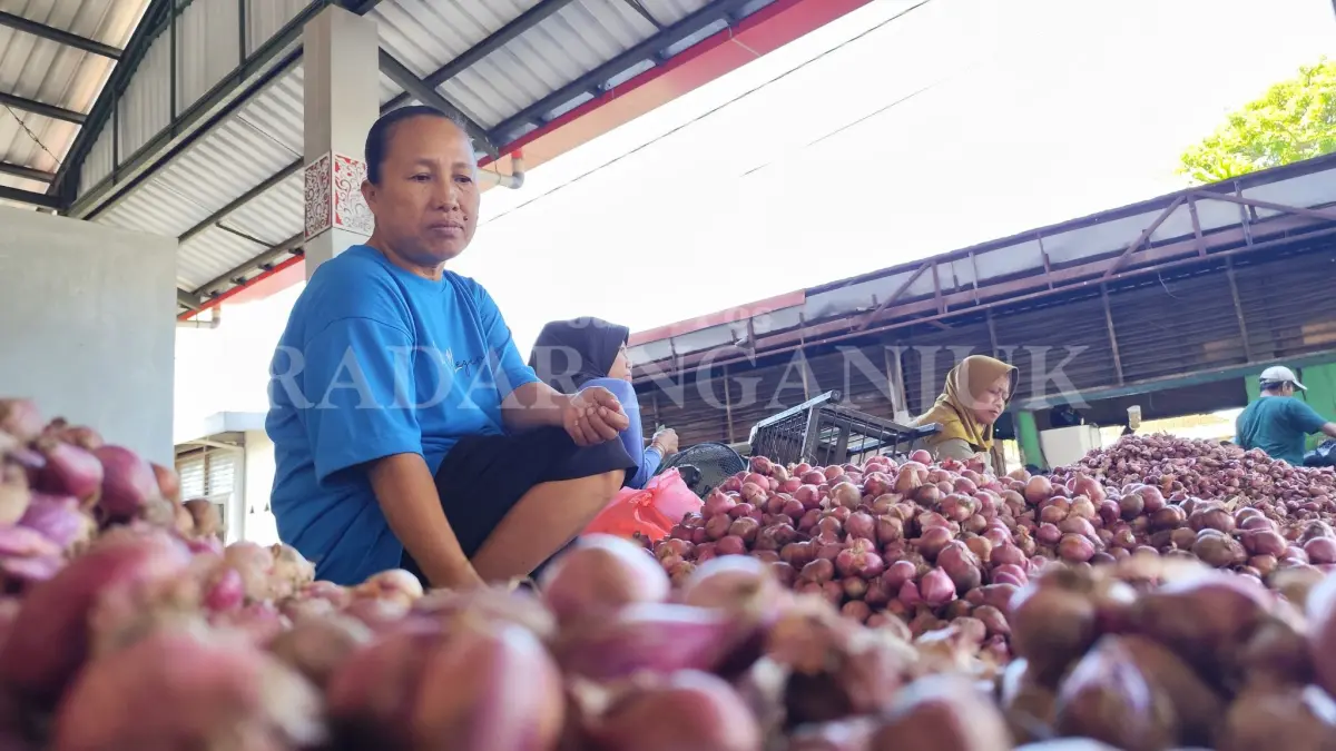 Pedagang bawang merah di Pasar baru Sukomoro menunggu pembeli
