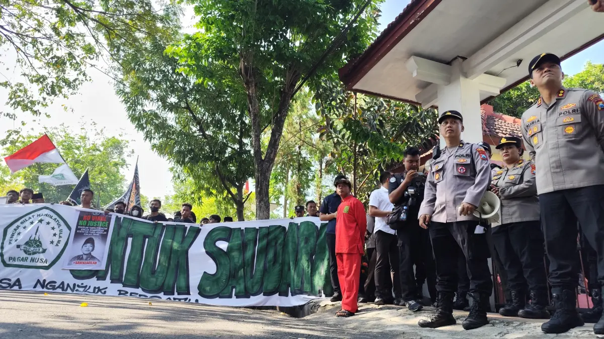 Polisi jaga ketat ratusan pesilat Pagar Nusa di Pengadilan Negeri Nganjuk. 