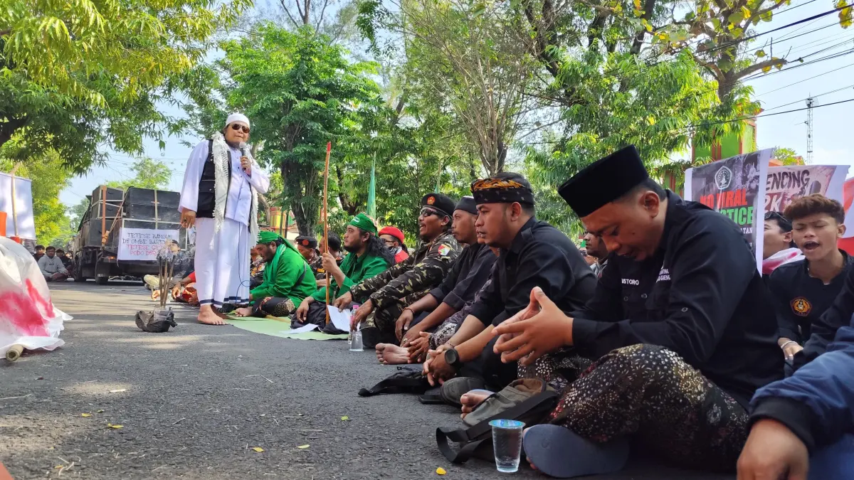 Ratusan pendekar memanjatkan doa untuk almarhum M Nabil Kholili di depan Pengadilan Negeri Nganjuk.