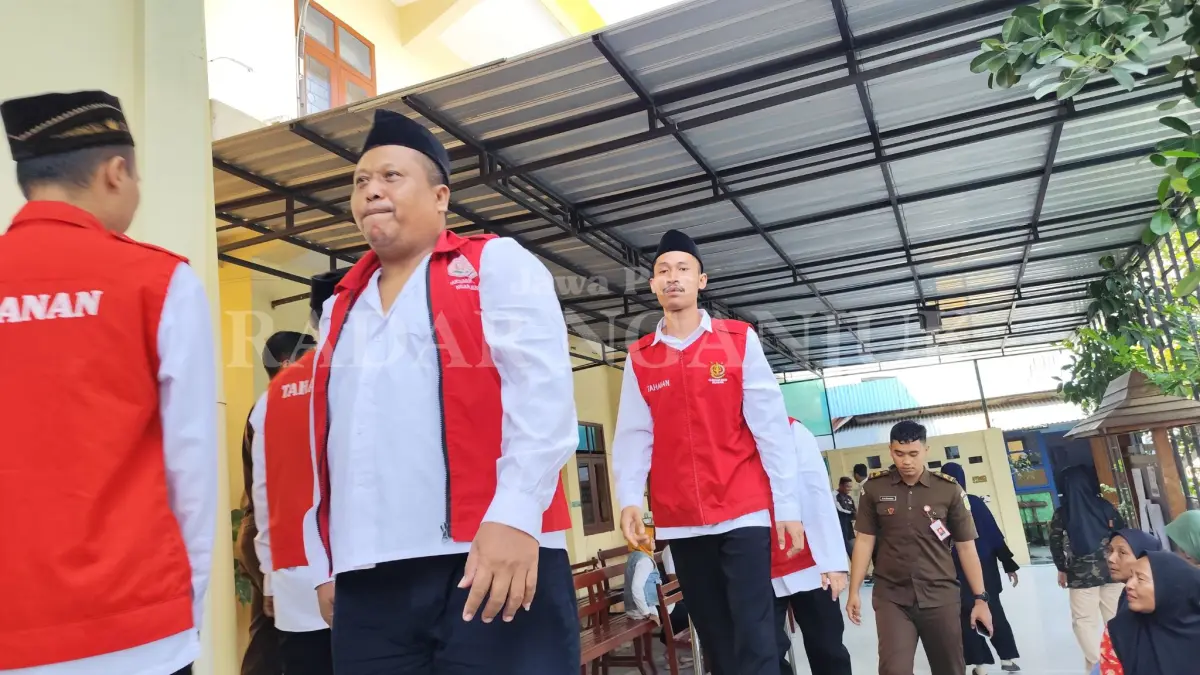 Sugeng Hariyanto dkk keluar ruang sidang