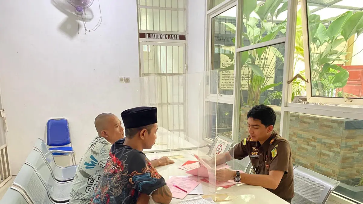 Jaksa M Ronald Pamungkas (kanan) sedang mengecek berkas perkara