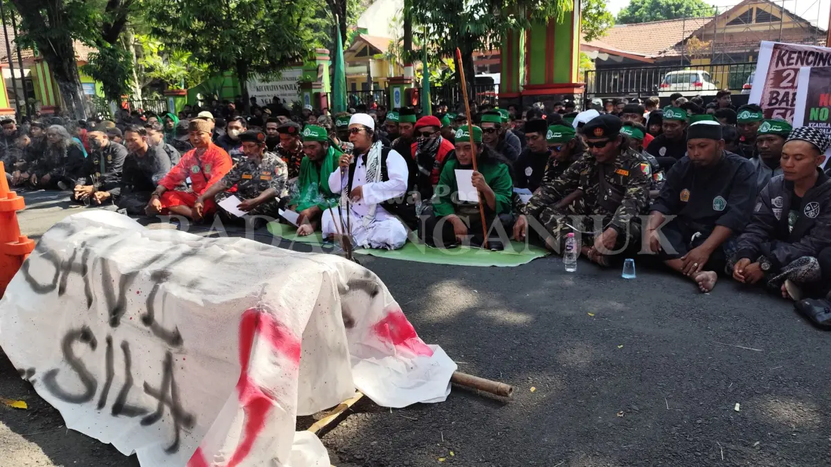 Ratusan Pesilat Pagar Nusa Geruduk Pengadilan Negeri Nganjuk
