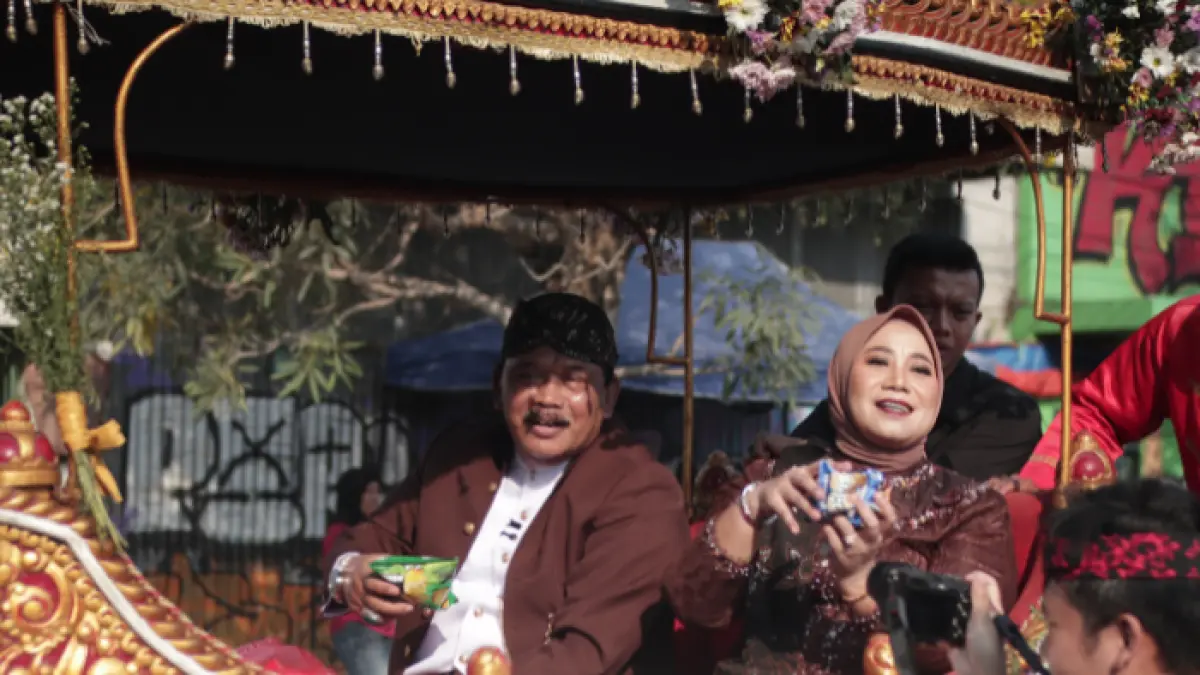 Bupati Marhaen Djumadi bersama istri naik dokar saat acara boyong yang dilaksanakan pada Sabtu (6/6/2026). 