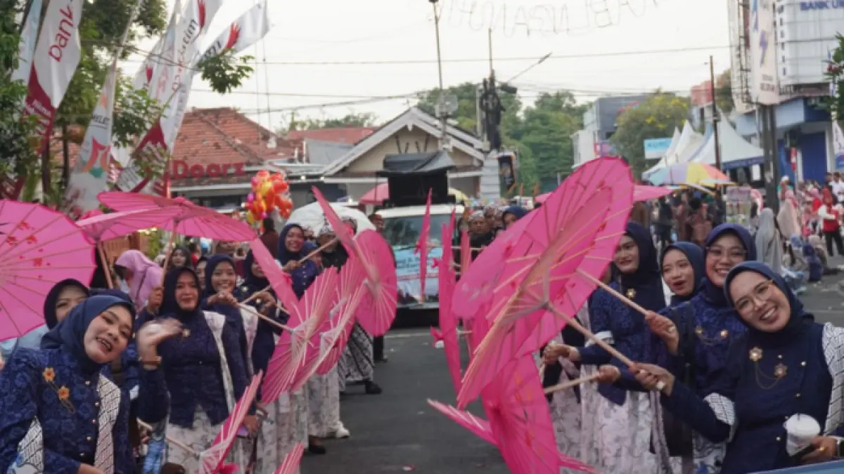 Peserta Boyong dari Dinas Kominfo Nganjuk tampil kompak dengan payung warna merah muda.