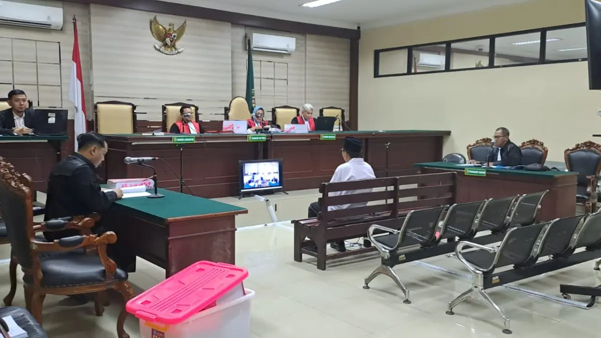 Terdakwa Sujono menjalani sidang di PN Tipikor Surabaya