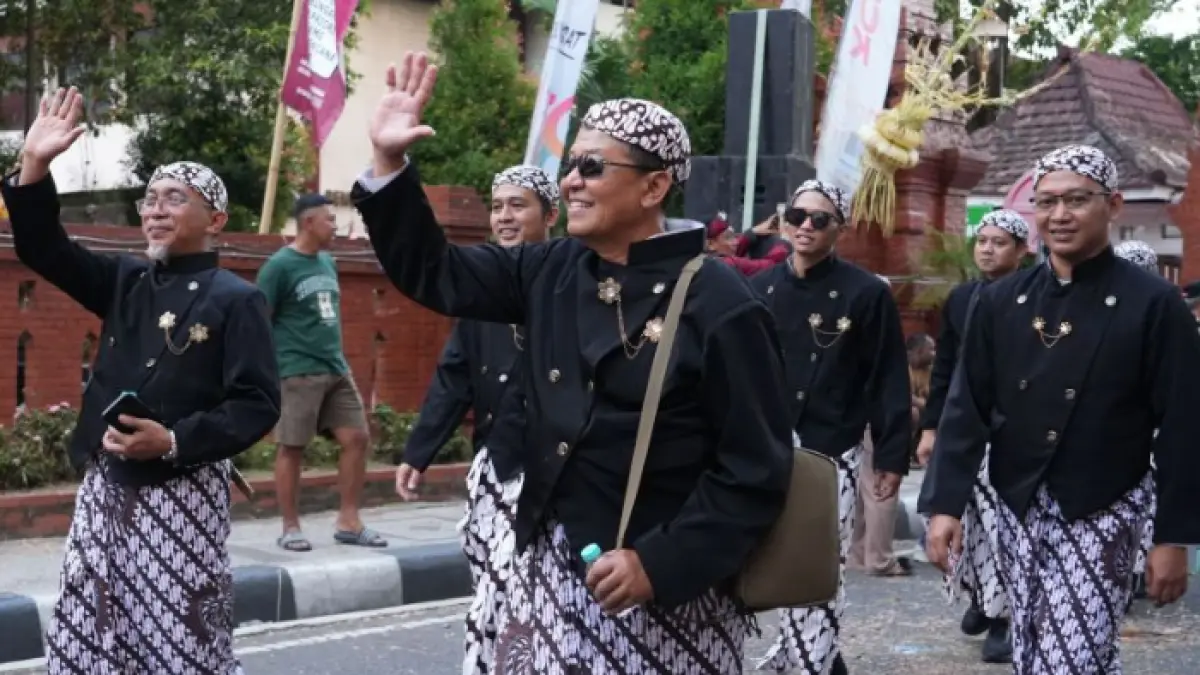 Tim dari Dinas Kominfo tampil ceria di acara Boyong dan sedekah bumi pada Sabtu (6/6/2026).
