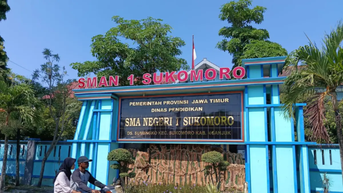 AREA EDUKATIF: Pengendara sepeda motor melintas di jalan depan SMAN 1 Sukomoro, Jl Merdeka, Desa Sumengko, Kecamatan Sukomoro yang menjadi tempat diklat jurnalistik.
