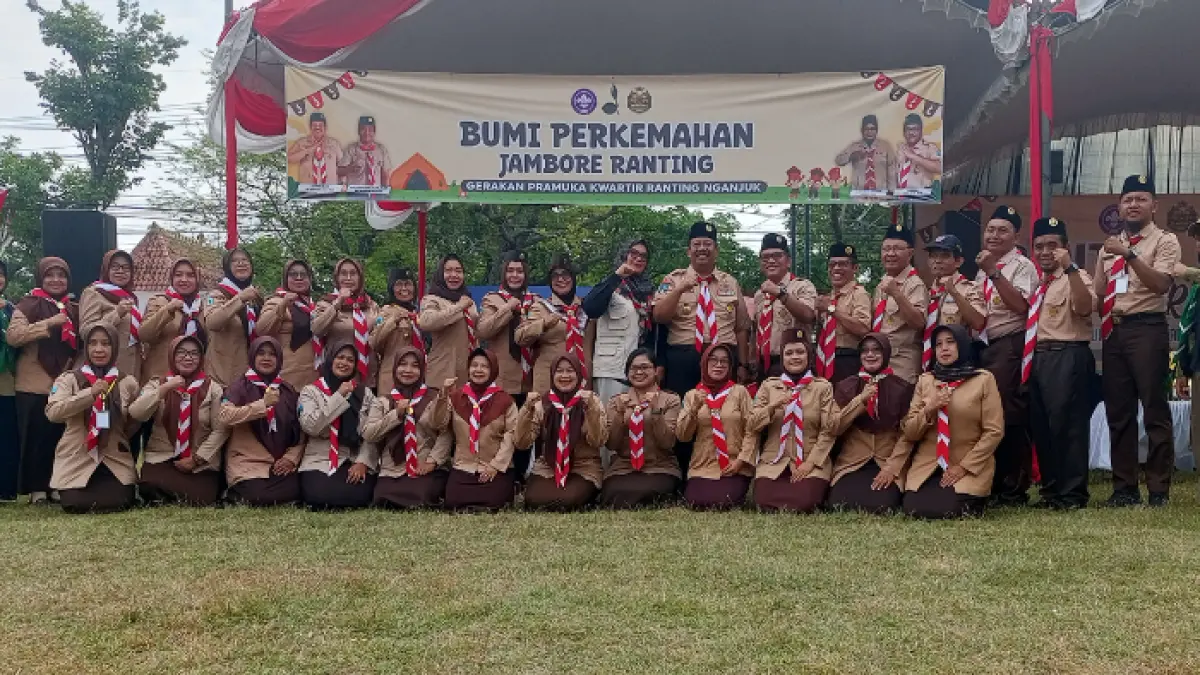 Ketua Kwarcab Nganjuk Sopingi foto bersama Kakak Pembina dan pengurus Kwarran Nganjuk. 