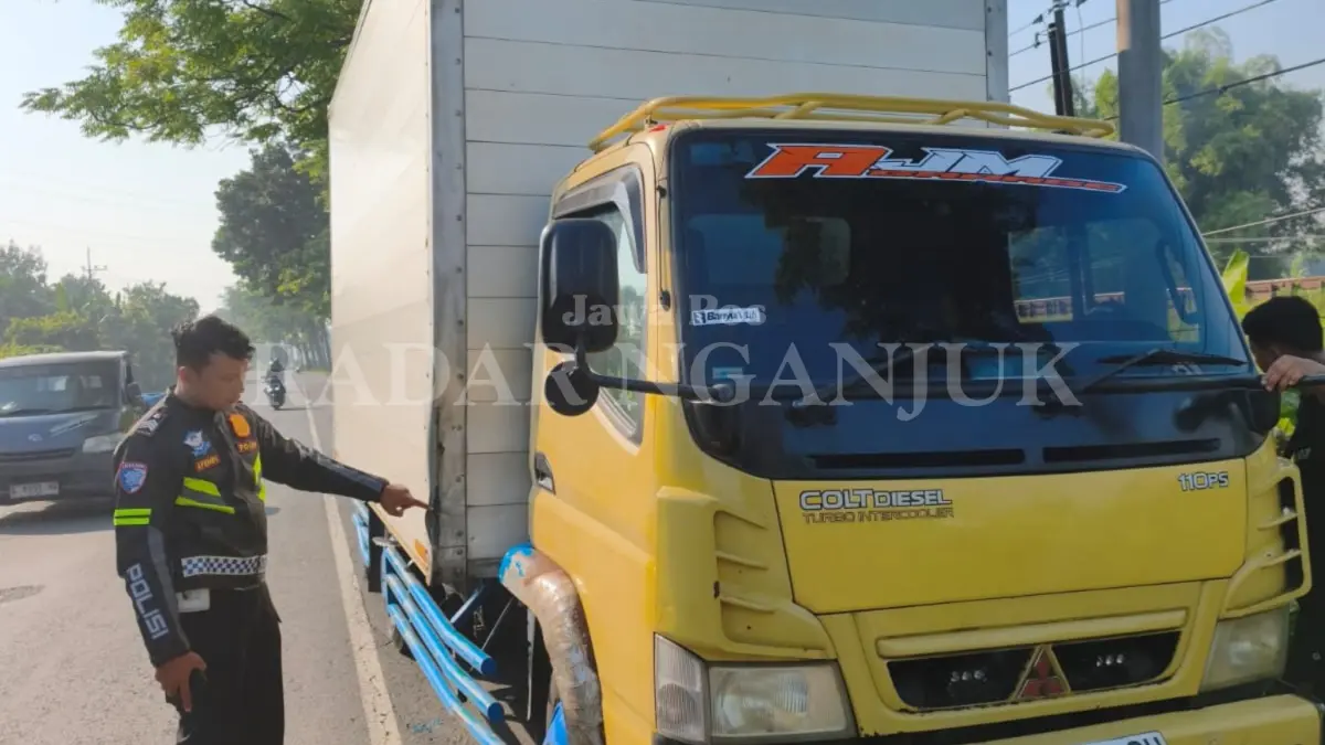 Gagal Menyalip, Pengemudi Truk Hantam Pemotor