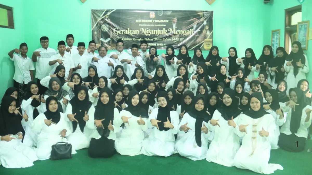 Guru dan siswa SMPN 7 Nganjuk foto bersama setelah mengikuti program Gerakan Nganjuk Mengaji pada Selasa (17/6).