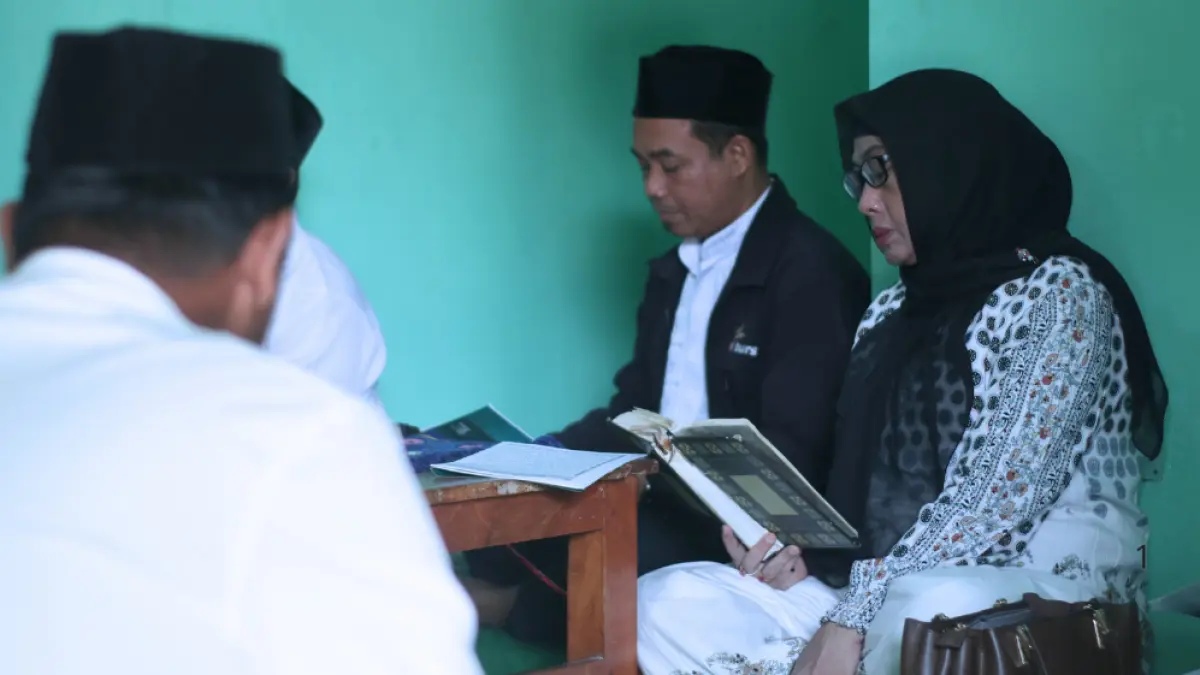 Plt Kepala SMPN 7 Nganjuk Minarti S.Pd., M.Pd., khusyuk mengikuti program Pemerintah Kabupaten Gerakan Nganjuk Mengaji pada 1 Muharram. 