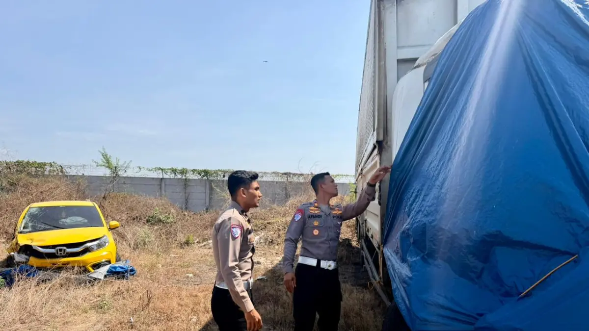 Polisi sedang mengecek barang bukti laka