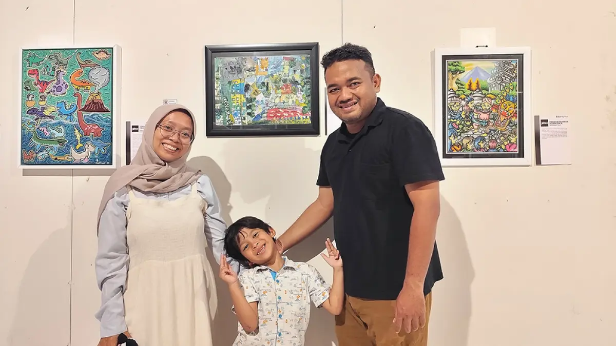 BERBAKAT: Al Zhafran Anfieldeva Syafi’i bersama orang tua dan karya lukisannya. (novanda nirwana/jprk)