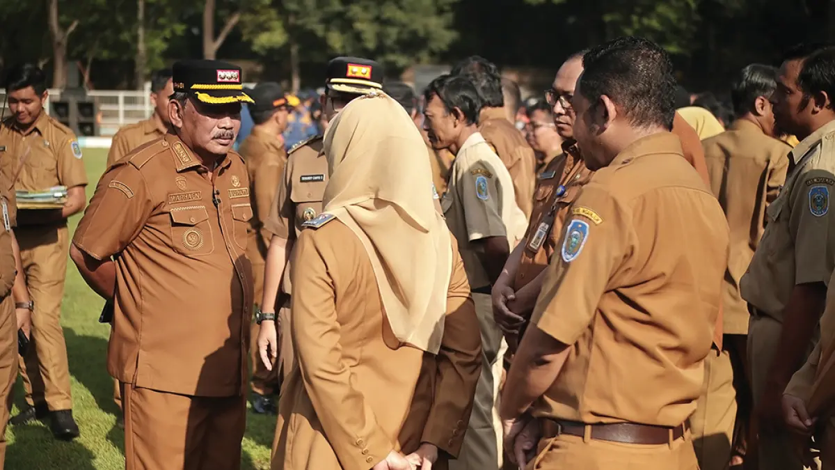 TERANCAM POTONG TPP: Bupati Marhaen saat apel. Pemkab berencana memotong TPP untuk efisiensi. (karen wibi/jprk)