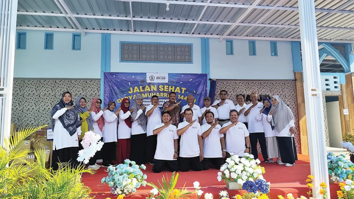 Bupati Marhaen Djumadi foto saat Jalan Sehat Gebyar Muharram serta peresmian gedung dan masjid baru SMA Islam Insan Cendekia Baitul ‘Izzah.