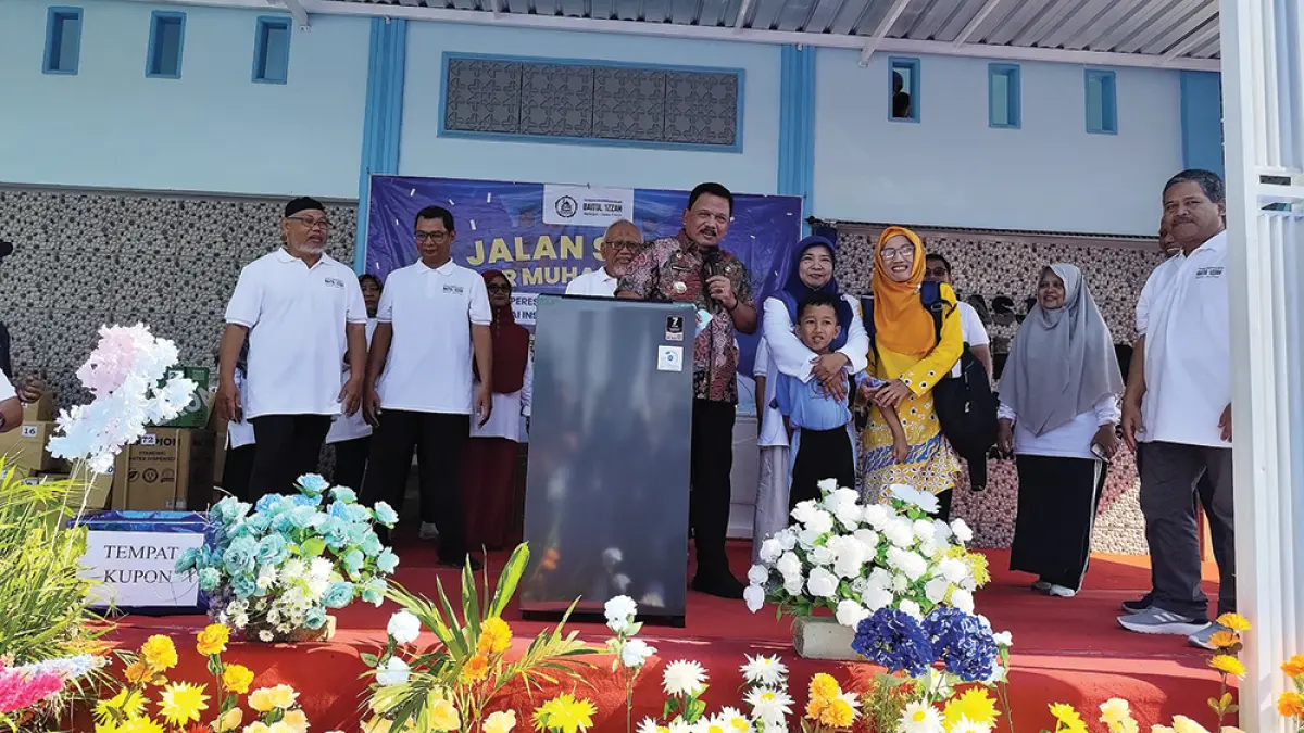Peserta jalan sehat dapat hadiah.