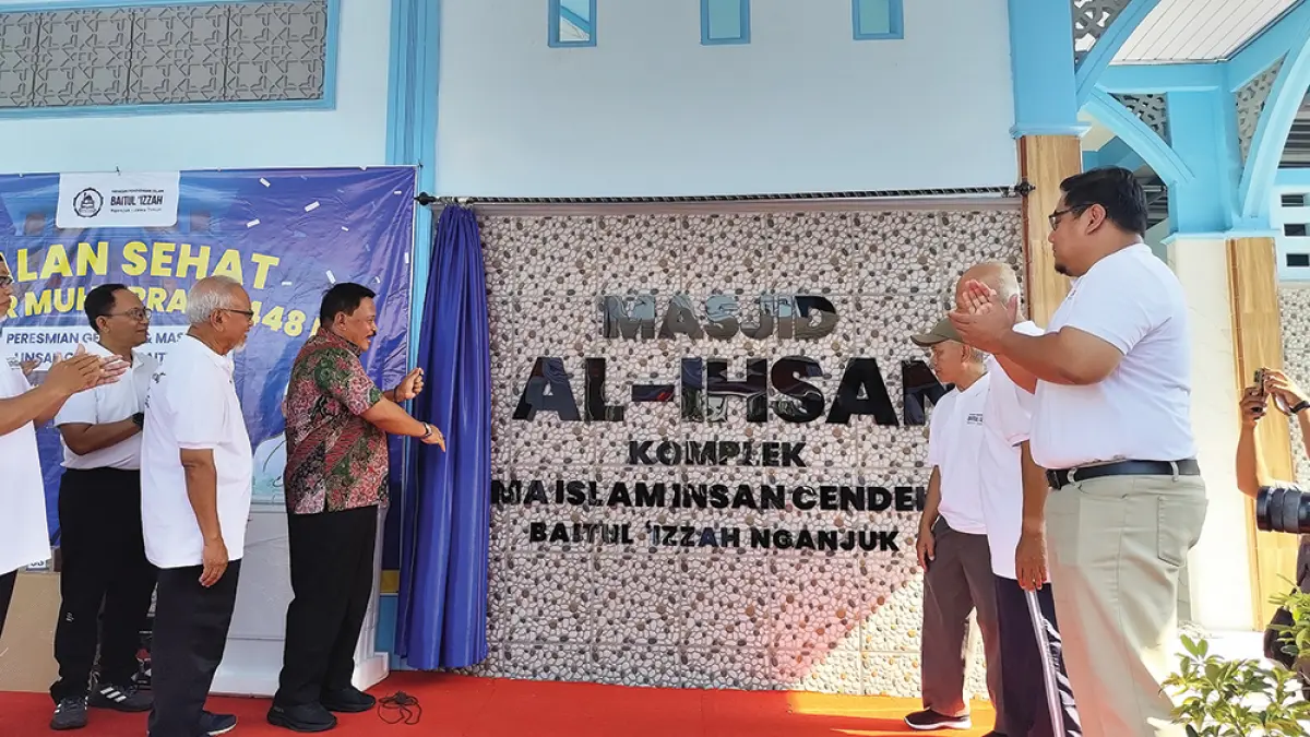 SEMARAK: Bupati Marhaen Djumadi didampingi Ketua YPI Baitul ‘Izzah Nganjuk Dr. dr. Muhammad Nurhadi meresmikan masjid. (novanda nirwana/jprk)