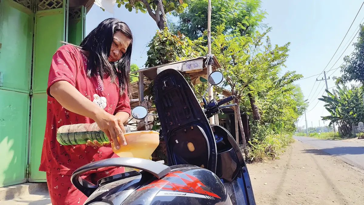 TAK PERLU ANTRE: Warga membeli pertalite eceran karena harga pertamax naik. (novanda nirwana/jprk)