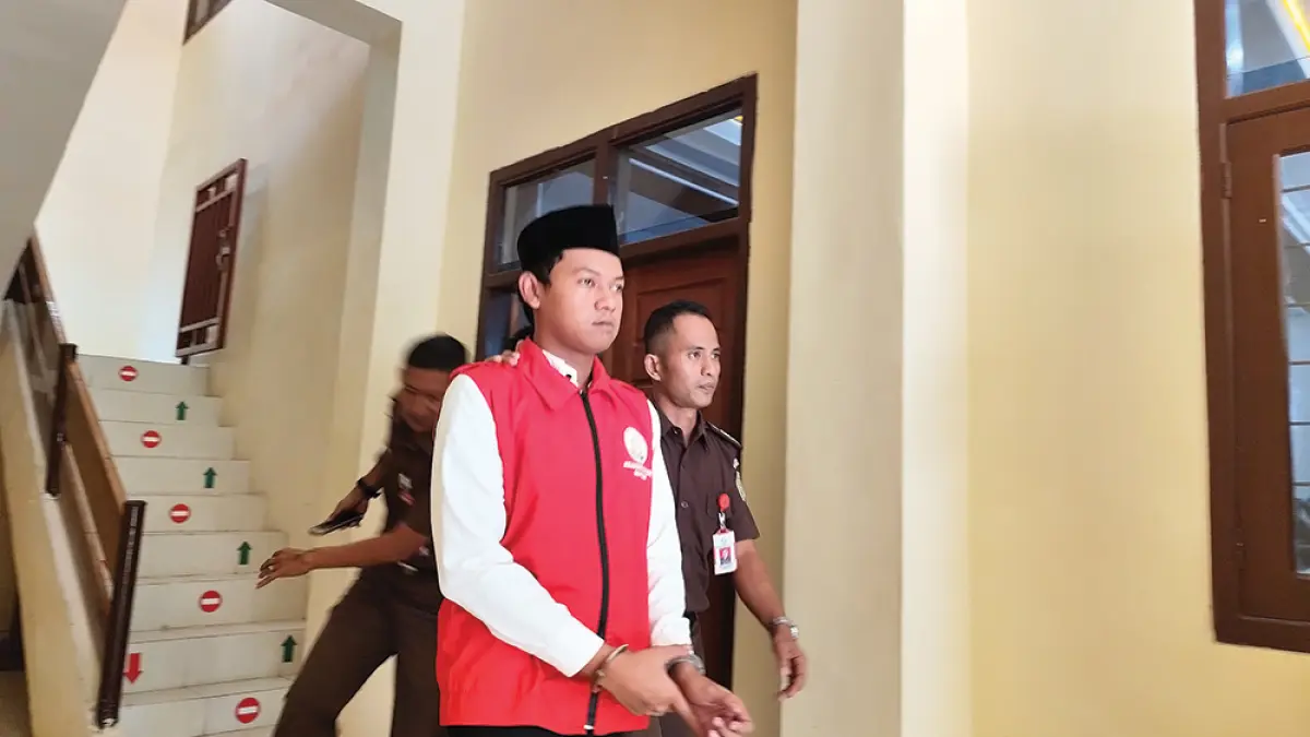 TERTUNDA: Dimas Pandji Kusumo digelandang ruang sidang kemarin. Saksi meringankan tidak datang. (novanda nirwana/jprk)