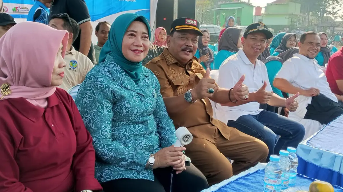 GAS POL: Kepala Dinas PKKB Asti Widyartini menemani Bunda Genre Wahyuni Marhaen dan Bupati Nganjuk Marhaen Djumadi saat acara Senam Bersama dan Pembinaan Kader IMP dan Sub IMP pada Selasa (23/6)