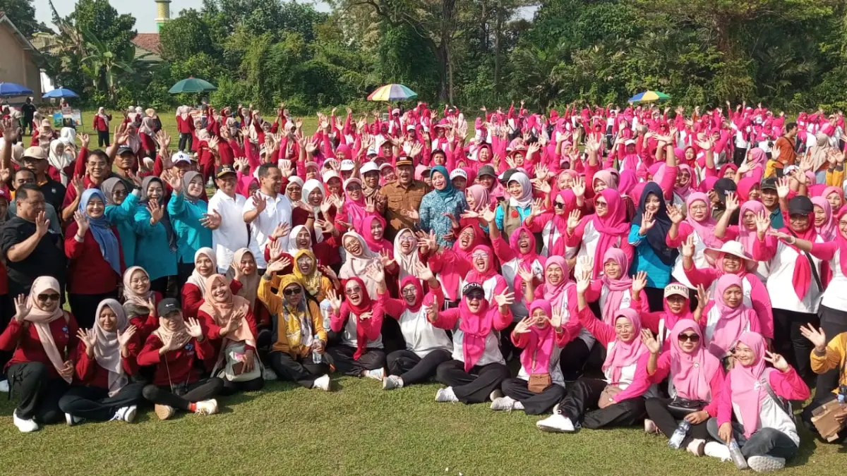 KOMPAK: Ribuan kader IMP dan Sub IMP dari empat kecamatan yakni Baron, Tanjunganom, Ngronggot, dan Prambon foto bersama Bupati Marhaen Djumadi usai senam di Lapangan Taman Baron Nganjuk pada Selasa (23/6). 
