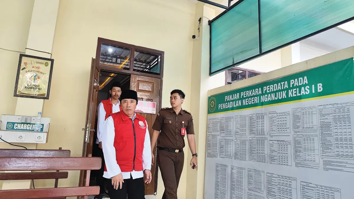 MELANGGAR HUKUM: Budi Gunawan (depan) bersama karyawannya keluar ruang sidang di Pengadilan Negeri Nganjuk kemarin. Pengoplos elpiji bersubsidi ini dituntut 15 bulan penjara. (novanda nierwana/jprk)