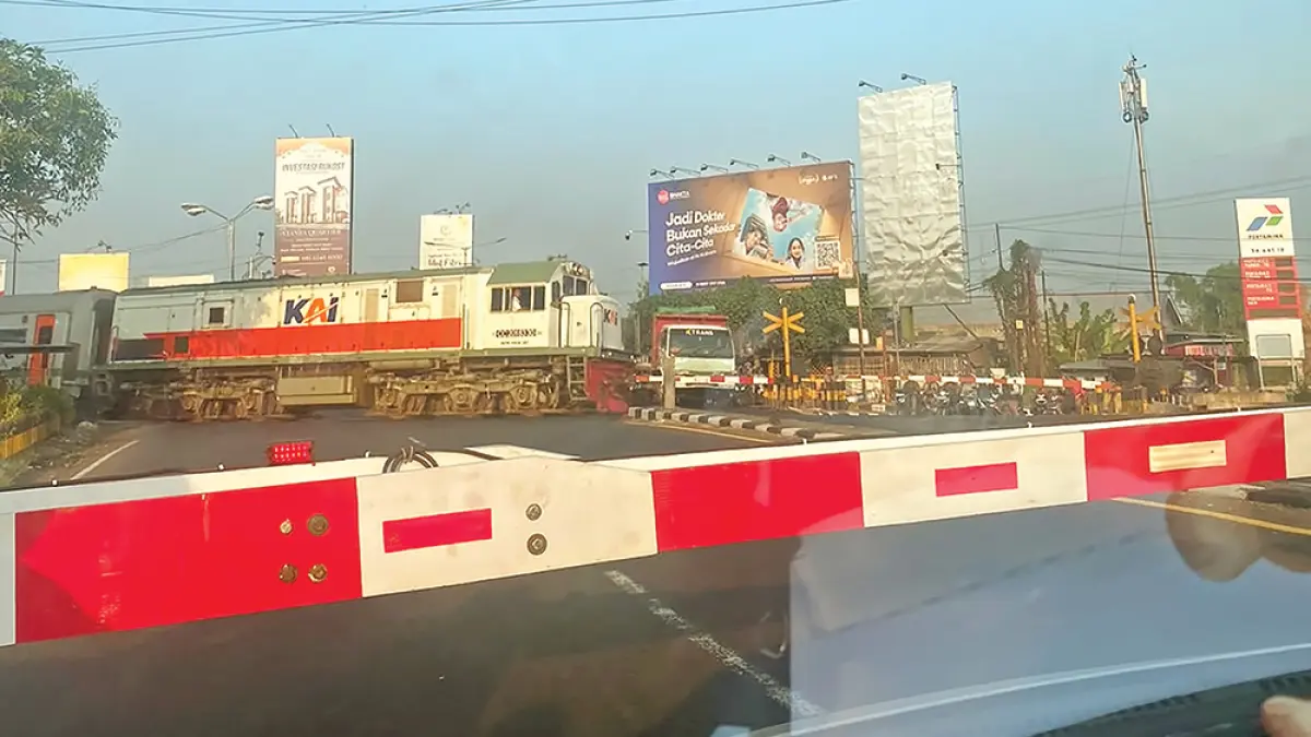 SERING MACET: Kereta api melintas di Simpang Empat Mengkreng kemarin. Macet sering terjadi. (karen wibi/jprk)