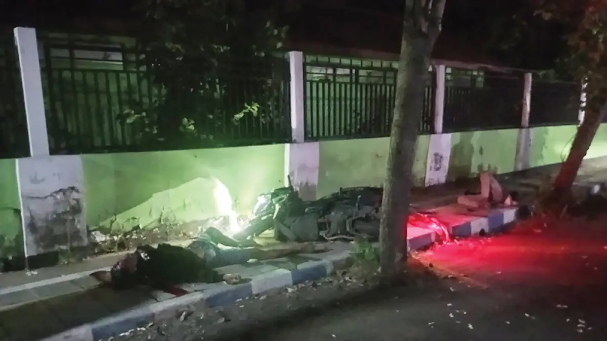 SADIS: Sutrisno dan tiga temannya tergeletak di trotoar jalan Desa Sukorejo, Loceret pada Rabu (24/6) dini hari. Sutrisno meninggal dikeroyok.